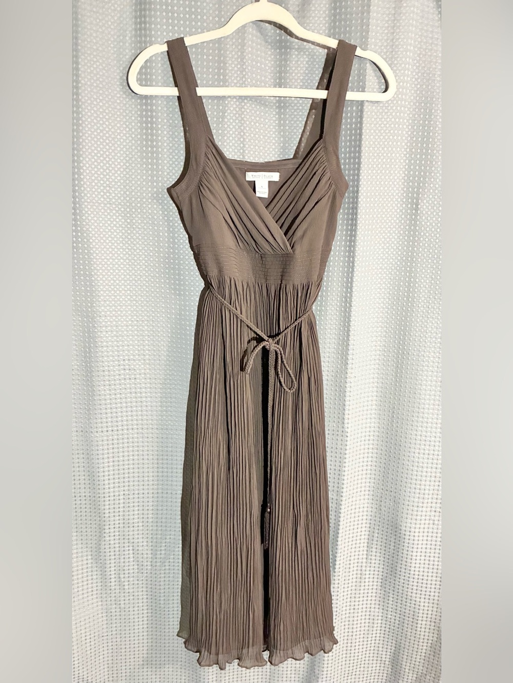 White House Black Market Pleated Brown Midi Dress Sz 4 Belted Deep V Trendy Chic
